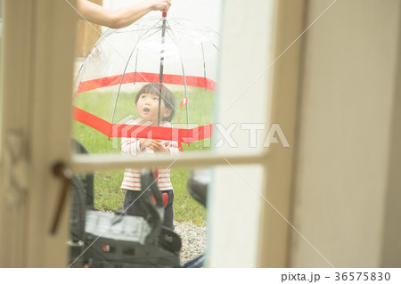 雨の日に外出する親子 36575830