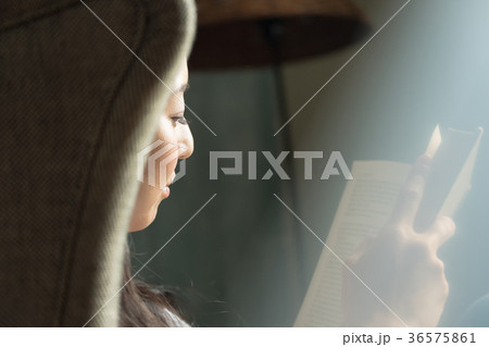 読書をする女性 36575861