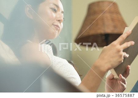 読書をする女性 36575887