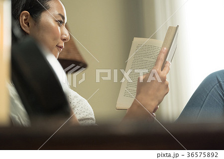 読書をする女性 読書をする女性 36575892