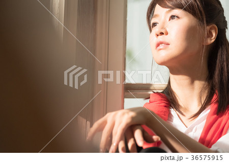 窓辺にいる女性 36575915