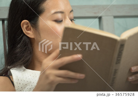 読書をする女性 36575928