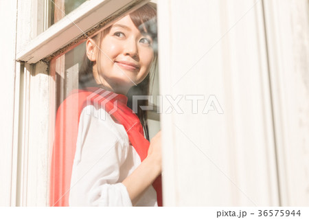 窓辺にいる女性 36575944