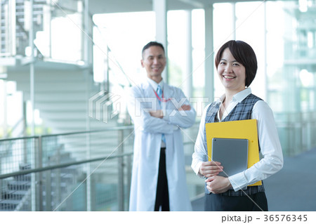 医療　ビジネス　男女 36576345