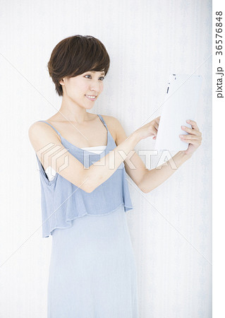 女性 若い女性 かわいい ライフスタイル 女性 若い女性 かわいい ライフスタイル 36576848
