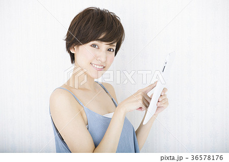 タブレット 女性 若い女性 タブレット 女性 若い女性 36578176