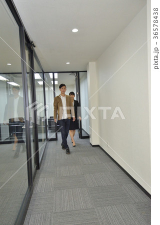 事務所のガラス通路でツーショット先輩と彼女 事務所のガラス通路でツーショット先輩と彼女 36578438