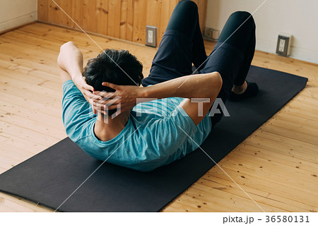 筋トレ　腹筋をする若い日本人男性 36580131