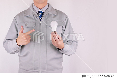 電球を指差す作業服の男性 36580837