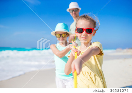 Family of dad and kids have fun on white tropical 36581075