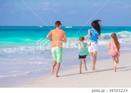 Young family on vacation have a lot of fun 36581224