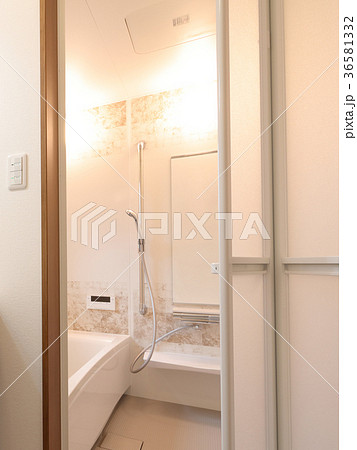 新築住宅 洗面所の折戸と工事完了後のユニットバス 36581332