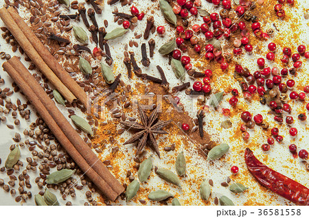 cinnamon stick and star anise spice isolated 36581558