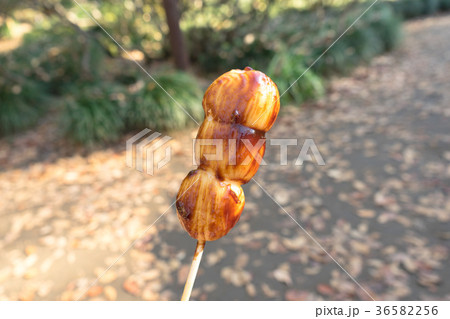 六義園 三福団子 くるみ味噌の写真素材