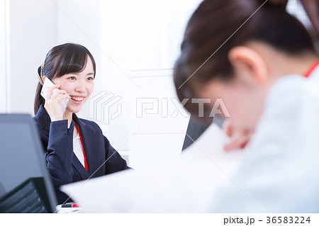 働く女性社員　OL　ビジネスマン　サラリーマン　オフィスイメージ　ビジネスイメージ 36583224