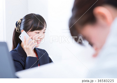 働く女性社員　OL　ビジネスマン　サラリーマン　オフィスイメージ　ビジネスイメージ 36583225