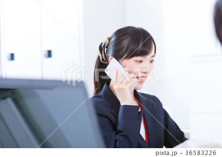 働く女性社員　OL　ビジネスマン　サラリーマン　オフィスイメージ　ビジネスイメージ 36583226