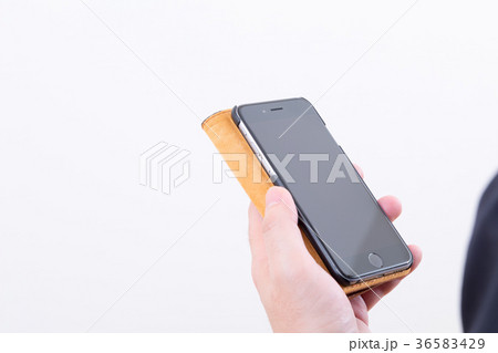 マホをいじる手元　男性社員　ビジネスマン　ビジネスイメージ　投資　副業 36583429