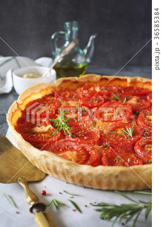 Red tomato vegetable pie with rosemary Red tomato vegetable pie with rosemary 36585384
