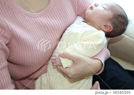 赤ちゃんと母親 36585505