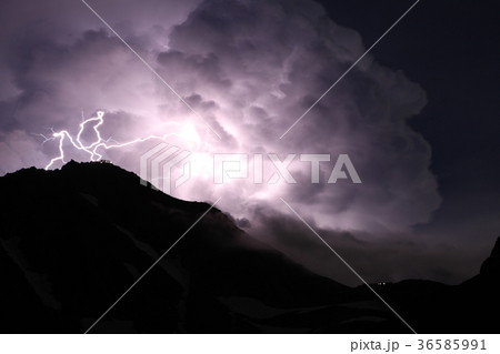 雄山の空に現れた雷雲から放たれる稲妻の写真素材