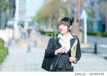 スーツ姿の成人女性　OL　オフィスレディ　ビジネス　スーツ　ポートレート　リクルート　緑背景　 36586396
