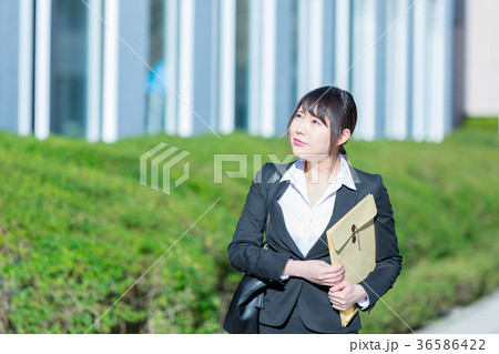 スーツ姿の成人女性 OL オフィスレディ ビジネス スーツ ポートレート リクルート 緑背景 スーツ姿の成人女性 OL オフィスレディ ビジネス スーツ ポートレート リクルート 緑背景 36586422