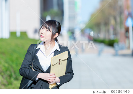 スーツ姿の成人女性　OL　オフィスレディ　ビジネス　スーツ　ポートレート　リクルート　緑背景　 36586449