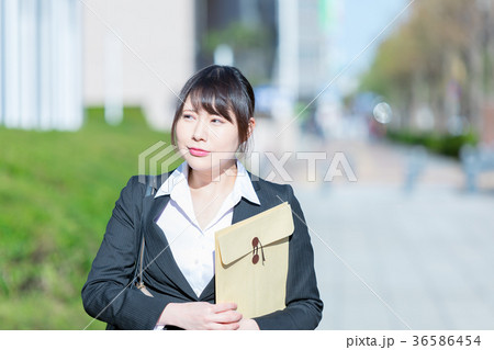 スーツ姿の成人女性 OL オフィスレディ ビジネス スーツ ポートレート リクルート 緑背景 スーツ姿の成人女性 OL オフィスレディ ビジネス スーツ ポートレート リクルート 緑背景 36586454