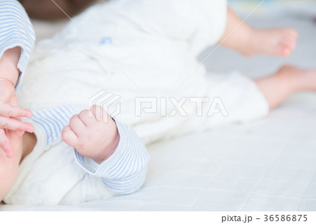 赤ちゃん、赤ん坊、あかちゃん、ベイビー、ベビー、子供、人物、日本人 赤ちゃん、赤ん坊、あかちゃん、ベイビー、ベビー、子供、人物、日本人 36586875