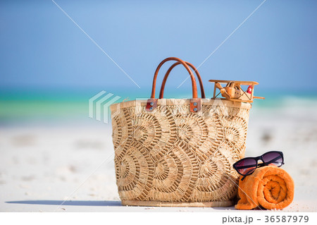 Beach accessories - toy plane, straw bag, orange 36587979