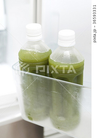 冷蔵庫の青汁ペットボトル 36593331