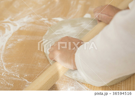 めん棒でそばを伸ばす子供の手元 36594516