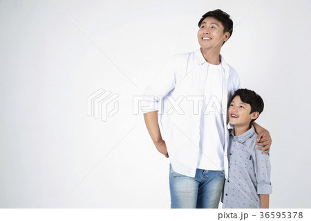 Young father and son playing together portrait. Studio shot. 039 36595378