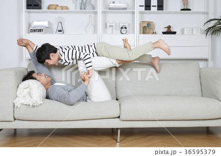 Young father and son take a rest in the living room 150 36595379