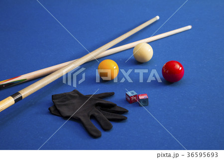 Play billiards on the pool table. 007 36595693