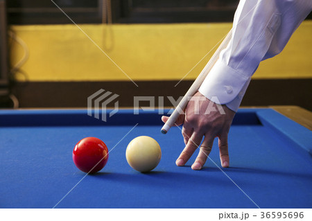 Play billiards on the pool table. 012 36595696