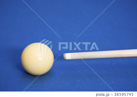 Play billiards on the pool table. 042 36595745