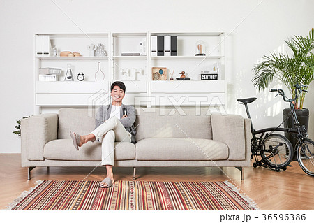 How to use time of young man for oneself, enjoy single life. 283 36596386