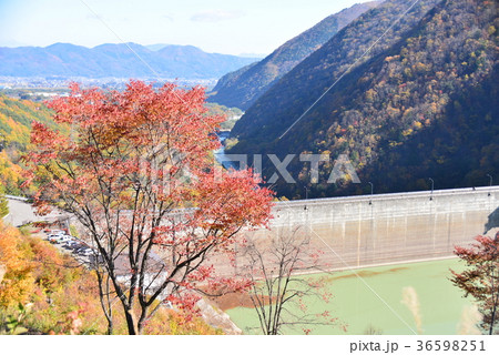 龍神湖の水面と紅葉の山並 龍神湖の水面と紅葉の山並 36598251