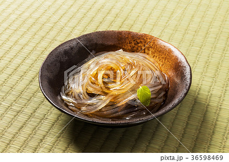 葛きり　和スイーツ　kudzu starch noodles japanese dessert 36598469