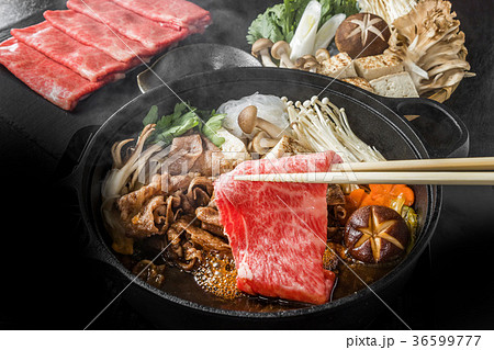 和牛ですきやき　Tasty sukiyaki Japanese cuisine  36599777