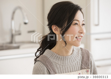 ミドル女性 ミドル女性 36600313