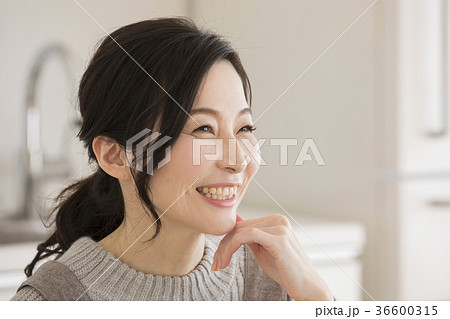 ミドル女性 ミドル女性 36600315