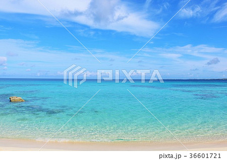 沖縄 青空と綺麗な青い海の写真素材