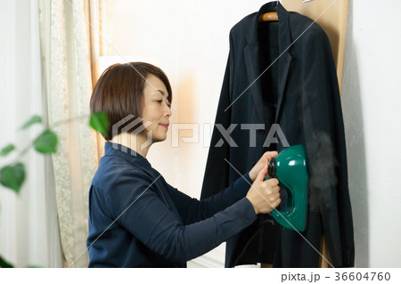 スチームアイロンをかける女性 36604760