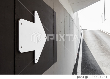 Arrow on wall 36604921