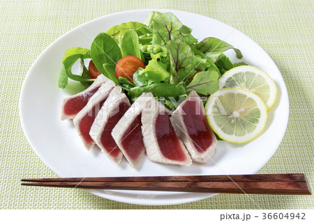 まぐろのたたきと野菜サラダ 36604942