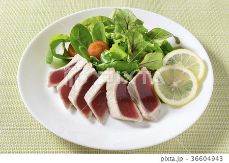 まぐろのたたきと野菜サラダ まぐろのたたきと野菜サラダ 36604943