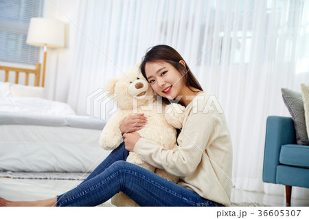 ベッド 寝台 クマのぬいぐるみ 36605307